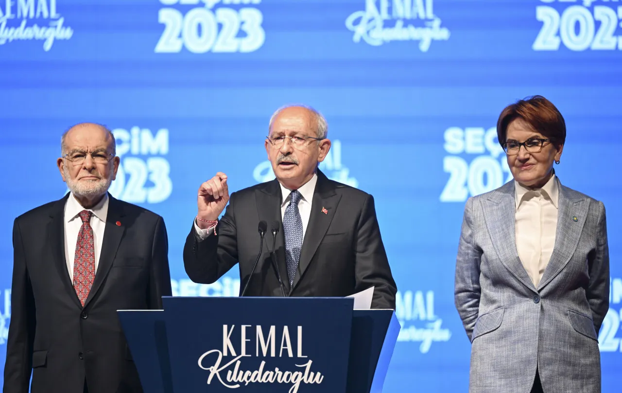 Cumhurbaşkanı adayı Kemal Kılıçdaroğlu, partisinin genel merkezinde Millet İttifakı liderleriyle ortak açıklama yaptı. Kılıçdaroğlu, “Seçim balkonda kazanılmaz. Milletimiz ikinci tur diyorsa tamam” dedi.