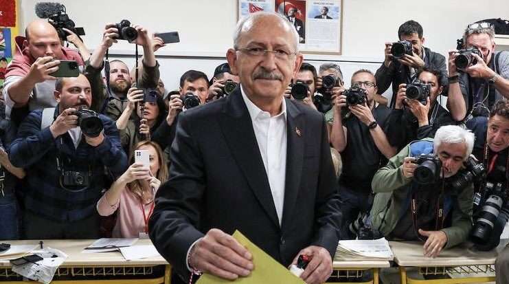 Millet İttifakı Cumhurbaşkanı adayı Kemal Kılıçdaroğlu sandık görevlilerine seslenerek; "İmzalı son sandık tutanağı teslim edilene kadar, ne olursa olsun asla sandıkların başından ayrılmayın" dedi.