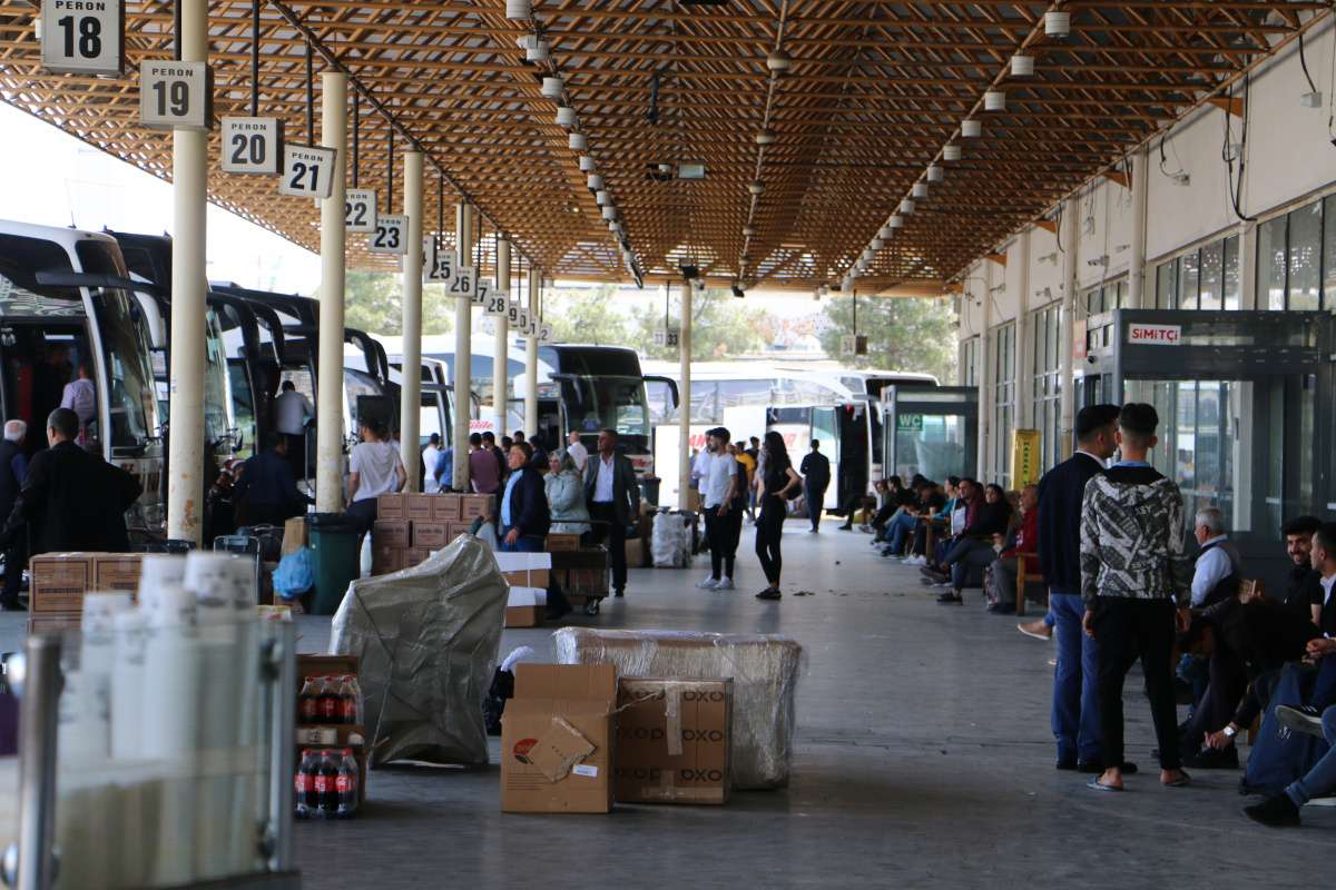 14 Mayıs’ta yapılacak seçimler için otogarlarda hareketlilik tüm hızıyla devam ediyor. Yaşanan yoğunluk nedeniyle firma sahipleri ek sefer koyduklarını belirtti.