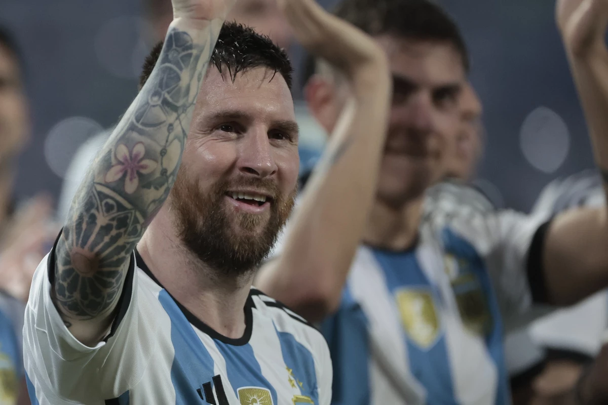 Paris Saint-Germain ile sezon sonu yollarını ayıracak olan Lionel Messi'nin yeni takımı belli oldu. Yıldız futbolcu Fransız AFP'nin son dakika geçtiği habere göre Suudi Arabistan takımı Al Hilal ile anlaştı. 