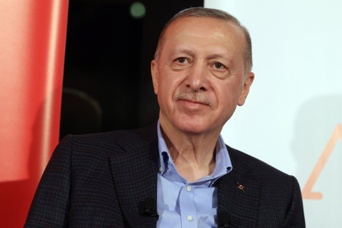 Erdoğan'dan emekli ve memura müjde geldi. Erdoğan, "Temmuz ayında hem enflasyon farkını hem refah payını dikkate alan yeni artışlarla çalışanlarımızı ve emeklilerimizi daha da rahatlatacağız" dedi.