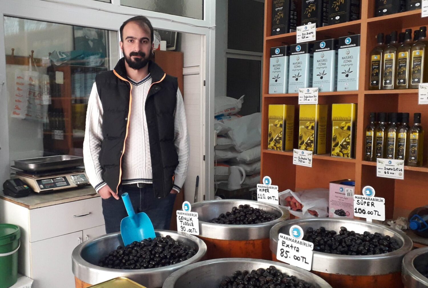 Çallı; "Et kıyma ve peynir gibi önemli gıda maddeleri yanında fiyatı daha ucuz olan natürel sızma zeytinyağların sahteleri çarşı ve pazarda ve internetten giderek geniş bir alanda satılmaya başlandı" 