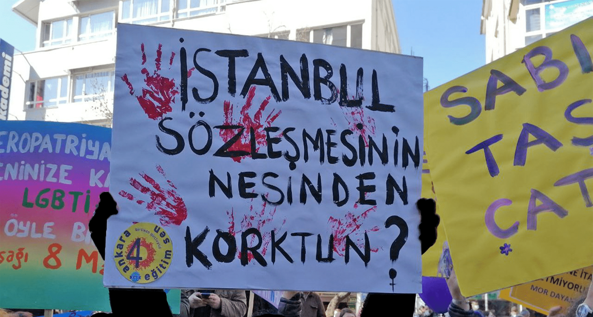 2023 seçimlerinin ilk turu nihayet tamamlandı. Vatandaşlar açısından süreç beklenilenin aksine sükûnet içinde gerçekleşti diyebiliriz. Her seçim zamanı gördüğümüz gerginlikler, arbedeler hatta sandık görevlilerinin birbirlerini öldürmelerine kadar varan olaylar bu kez yaşanmadı. İktidarda da muhalefette de garip bir sessizlik hâkim, fakat AKP içerisindeki sakinlik bugüne kadar görülmemiş cinsten!