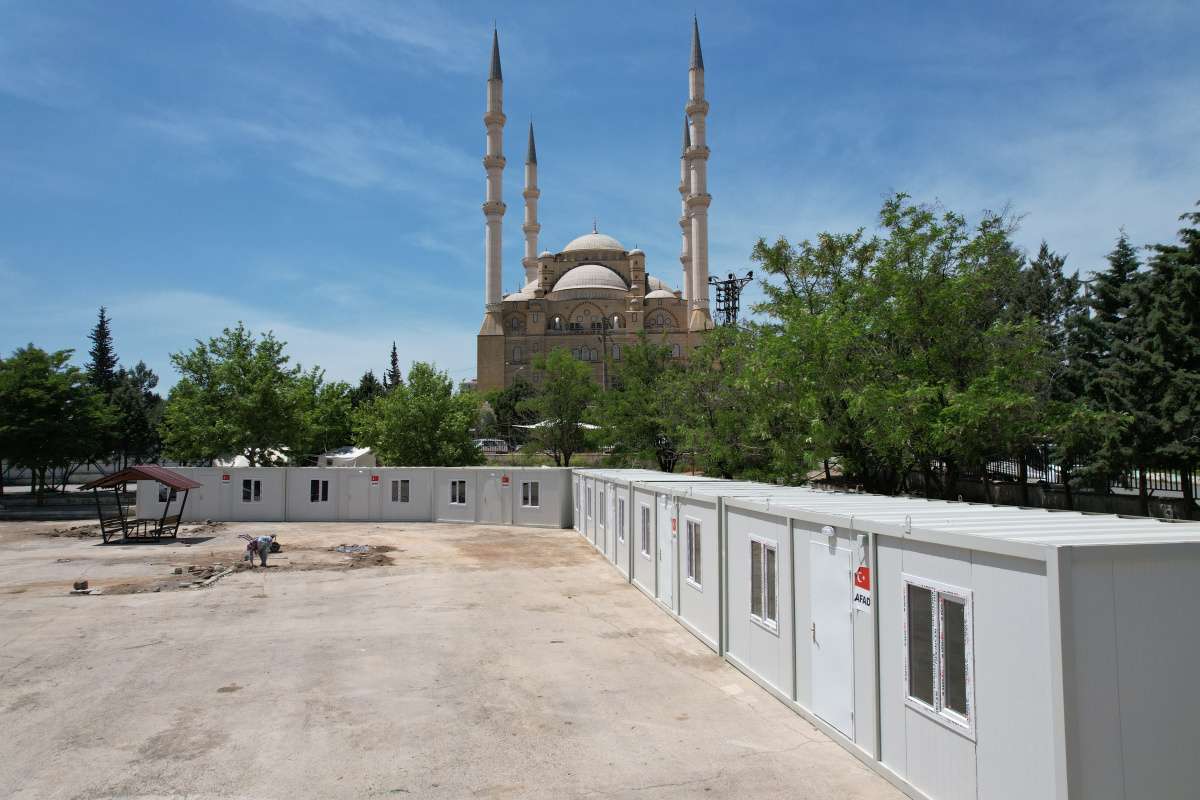 Kahramanmaraş'ta, 14 Mayıs'ta yapılacak Cumhurbaşkanlığı ve milletvekilliği seçimleri için vatandaşların oy kullanacağı konteynerlerin hazırlıkları tamamlandı ve sandıklar kuruldu.