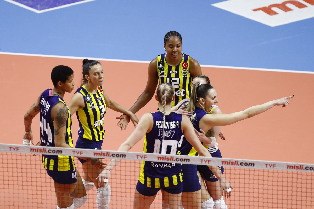 Misli.com Sultanlar Ligi play-off finalinin ilk maçında Fenerbahçe Opet, Eczacıbaşı Dynavit'i 3-1 yenerek, 20-25, 25-14, 25-21 ve 25-17'lik setlerle seride 1-0 öne geçti.