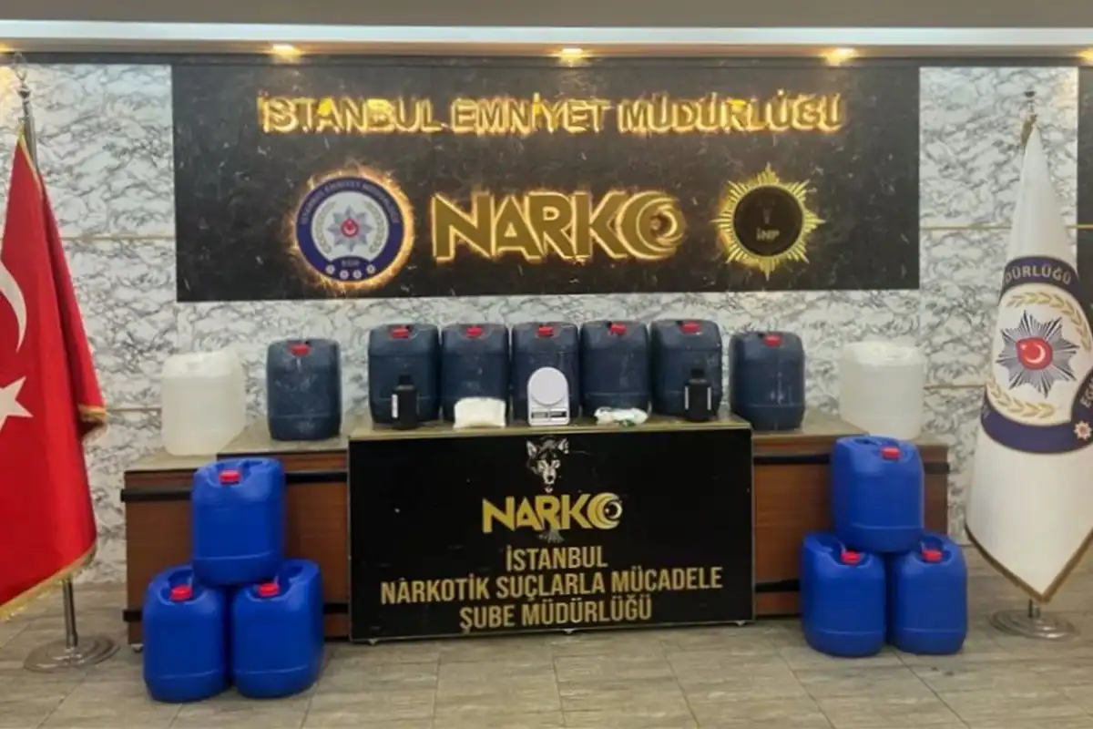 İçişleri Bakanı Süleyman Soylu, İstanbul'da dün gerçekleştirilen operasyonlarda toplam 386 kilogram uyuşturucu madde ele geçirildiğini, 150 kişinin gözaltına alındığını açıkladı.