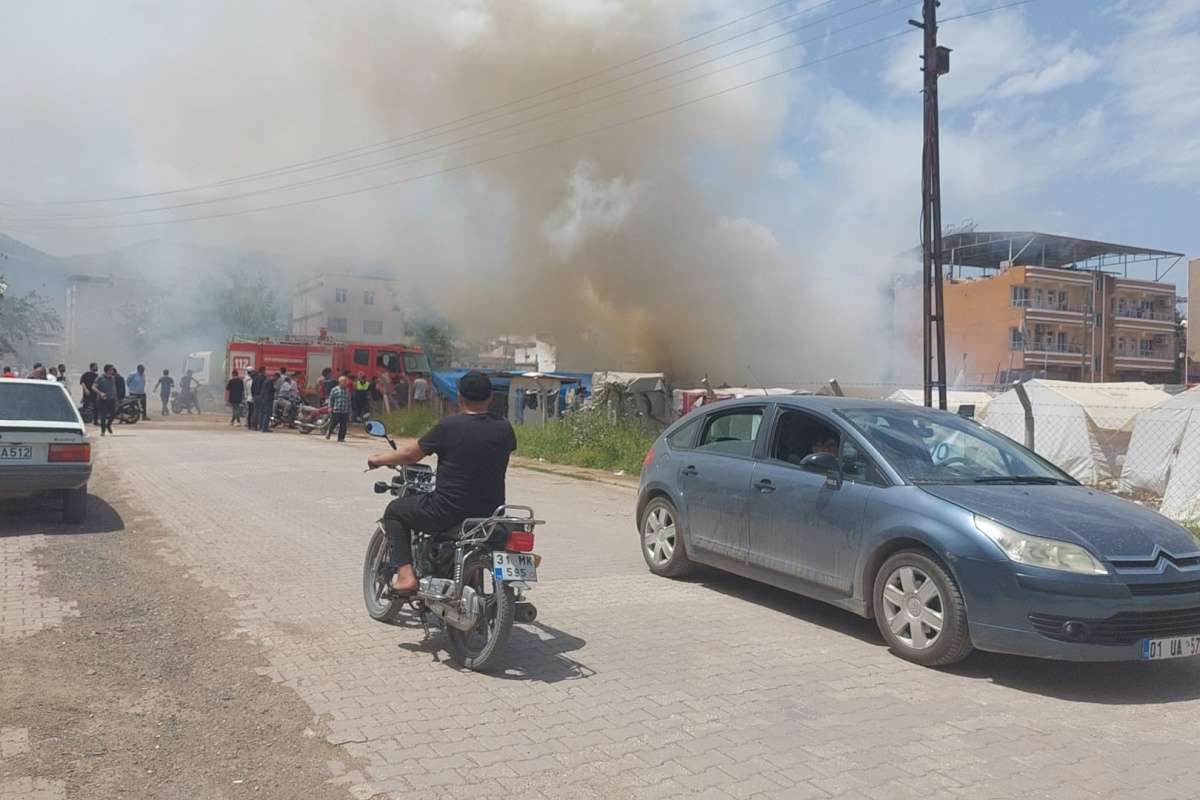 Hatay'ın Kırıkhan ilçesinde çadırda çıkan yangın araçlara sıçrarken, olayda ölen ya da yaralanan olmadı.
