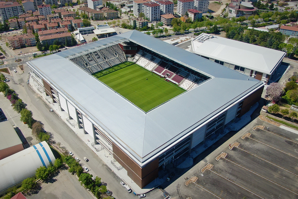 Elazığ taraftarları özlemle beklediği stada bugün kavuşuyor. Yeni Elazığ Atatürk Stadyumu, bugün oynanacak olan ES Elazığspor - K. Karaköprü Belediyespor maçıyla kapılarını açacak. 