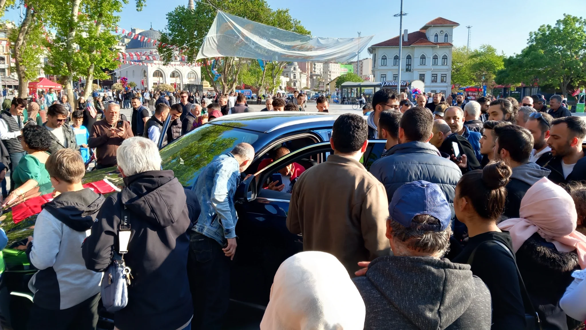 Balıkesir Büyükşehir Belediye Başkanı Yücel Yılmaz tarafından makam aracı olarak satın alınan TOGG, Bandırma Cumhuriyet Meydanında vatandaşların ziyaretine açıldı.