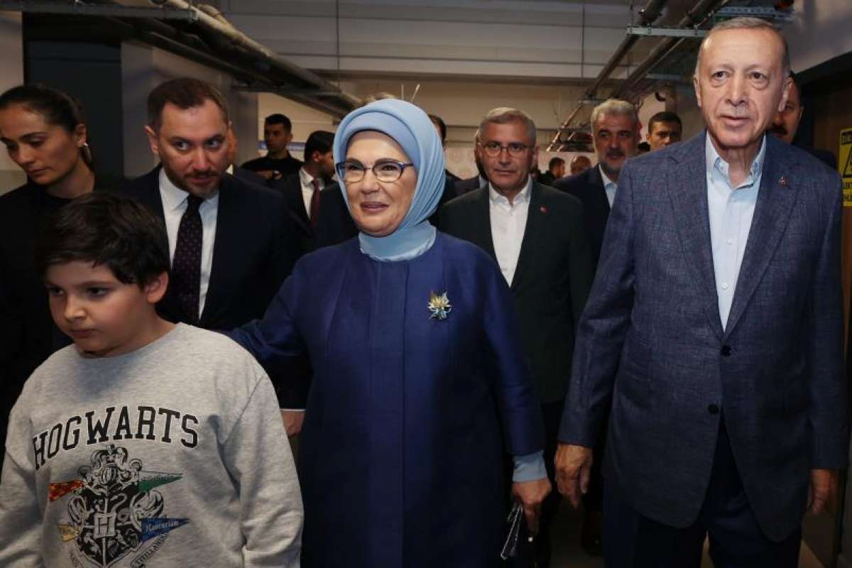 Cumhurbaşkanı Recep Tayyip Erdoğan, oyunu eşi Emine Erdoğan'la birlikte Üsküdar'daki Saffet Çebi Ortaokulu'nda kullandı. 
