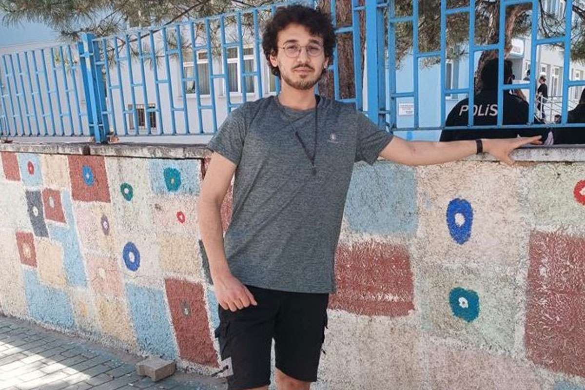 Eskişehir’de dün trafik kazası geçiren ve sağ ayak bileği kırık olan üniversitesi öğrencisi Ali Ömer Küçük ilk oyunu kullandı.