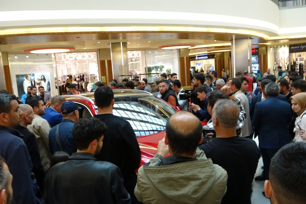 Malatya’ya gelen Türkiye’nin ilk yerli ve milli otomobili TOGG’a vatandaşlar yoğun ilgi gösterdi. 