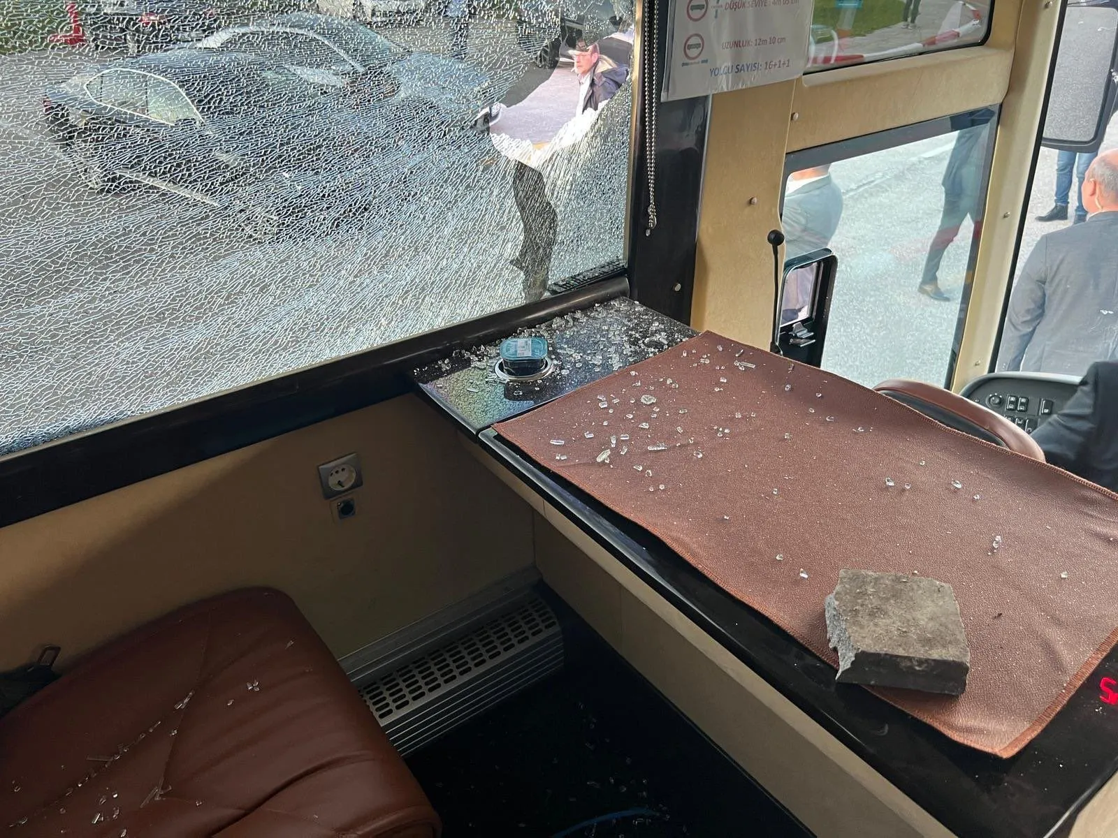 serkan sarı Cumhuriyet Halk Partisi Balıkesir Milletvekili Adayı Serkan Sarı, Erzurum’da Millet İttifakı Cumhurbaşkanı Yardımcısı Adayı Ekrem İmamoğlu’nun uğradığı taşlı saldırıyı kınadı. Terör örgütlerinden ve çetelerden medet uman anlayışın sonunu getireceklerini ifade eden Sarı, “Bu yolda ne yaparlarsa yapsınlar asla geri adım atmayacağız” dedi.