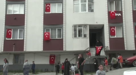 Şırnak'ın Bestler Dereler bölgesinde şehit olan Şehit Jandarma Uzman Çavuş Özcan İlhan’ın İstanbul’daki baba ocağı Türk Bayrakları ile donatıldı.
