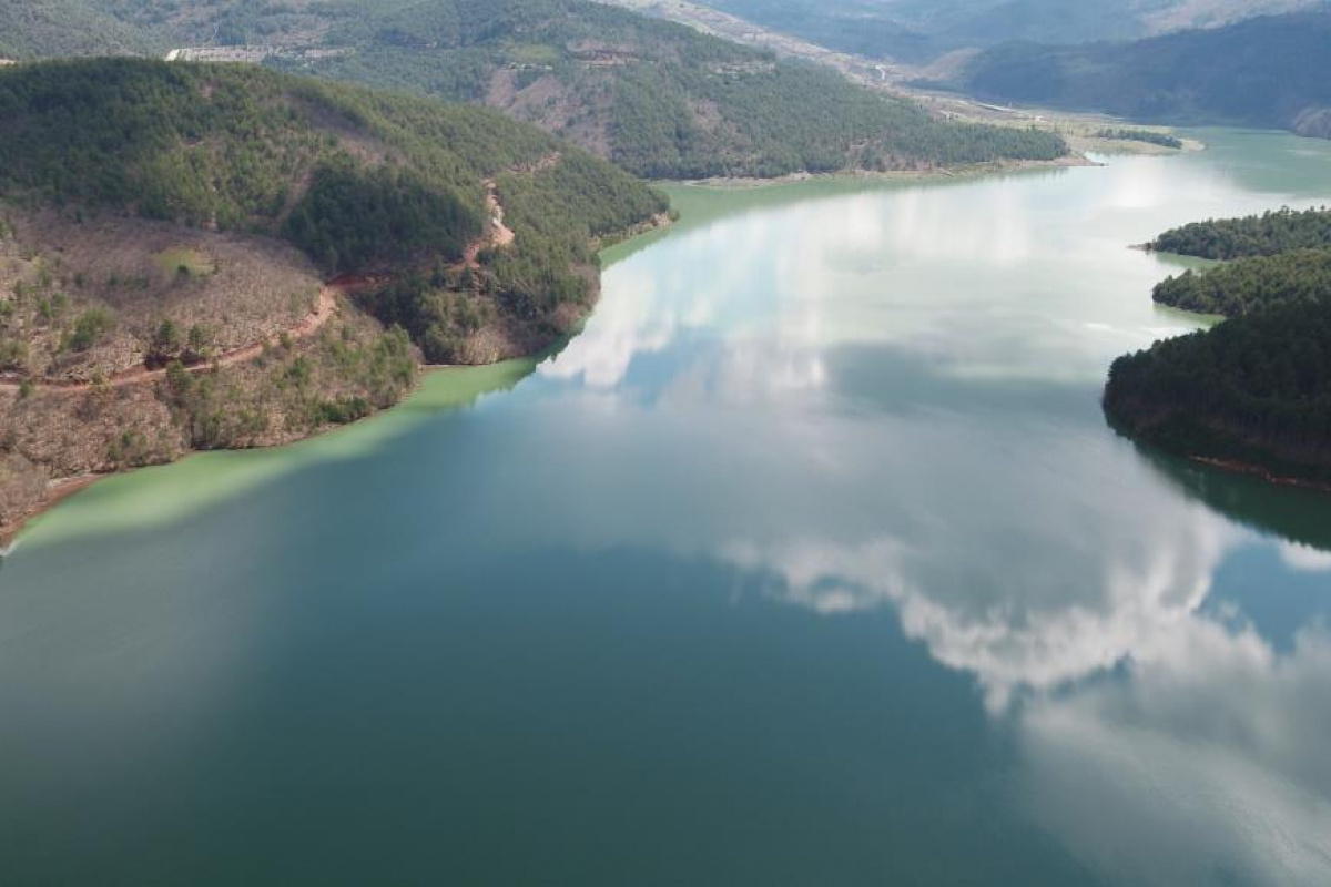 Bursa'da son yağışlarla birlikte doluluk oranı yüzde 100'e ulaşan Doğancı Barajı'nda, kapaklar açılarak Nilüfer Çayı'na su salınmaya başlandı.