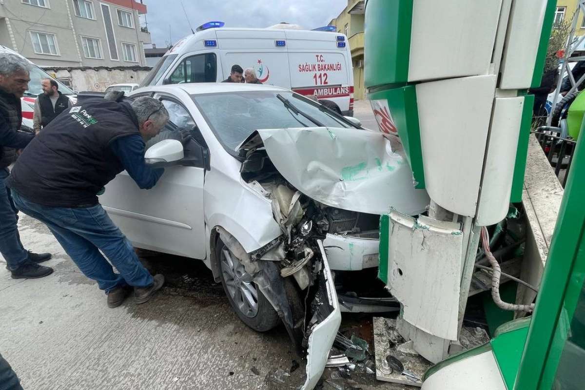 Bursa'nın İznik ilçesinde meydana gelen kazada iki araç benzin istasyonu önünde çarpışırken, 5 kişi de yaralandı.