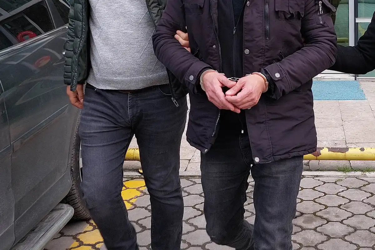 İstanbul merkezli 9 ilde düzenlenen FETÖ üyelerine yönelik operasyonlarda, aralarında 3 aktif astsubay, 2 uzman çavuş ve 1 ihraç üsteğmenin de bulunduğu 15 şüphelinin yakalandığı bildirildi.