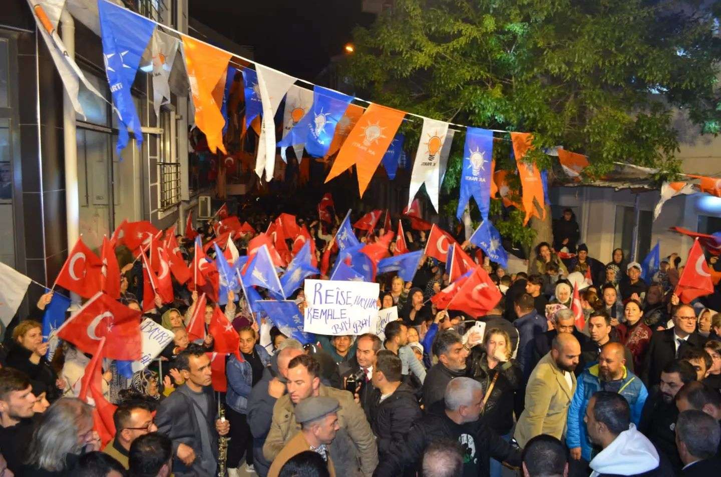 İyi Parti Bandırma Gençlik Kolları Başkanı Serdar Aksu İyi Parti'den istifa etti. Seçime iki gün kala Ak Parti'ye geçen Aksu'ya yeni parti rozetini Ak Parti Bandırma İlçe Başkanı Mehmet Doğan taktı.