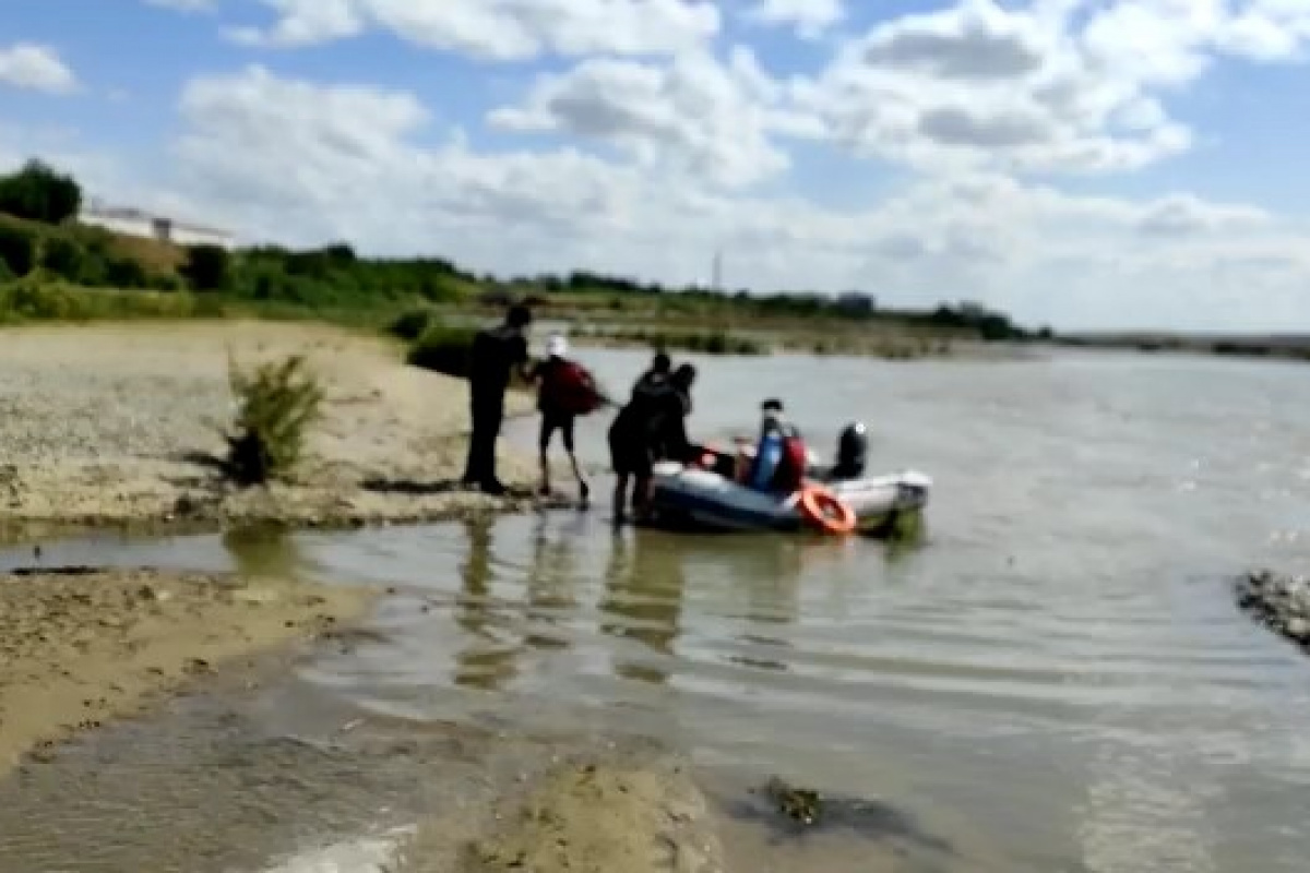 Batman'da baraj kapaklarının açılmasıyla aniden yükselen çayda mahsur kalan 25 vatandaş, itfaiye ve AFAD ekipleri tarafından bot yardımıyla boğulmaktan son anda kurtarıldı.