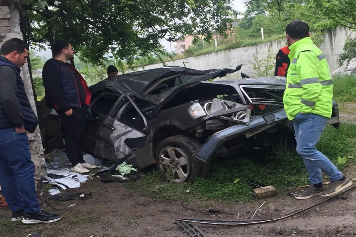 Zonguldak’ın Çaycuma ilçesinde seyir halindeyken direksiyon hakimiyetini kaybeden sürücü orta refüjden karşı şeride geçip bir evin bahçesine uçtu. Önce ağaçlara sonra duvara çarpan sürücü hayatını kaybetti.