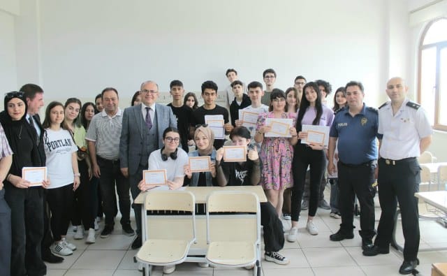 2022-2023 Eğitim Öğretim Yılı’nın sona ermesi nedeniyle Susurluk Anadolu Lisesi’nde düzenlenen karne dağıtım törenine katılan protokol üyeleri öğrencilerin karne heyecanına ortak oldu. Törende derece giren öğrencilere hediyeleri takdim edildi.