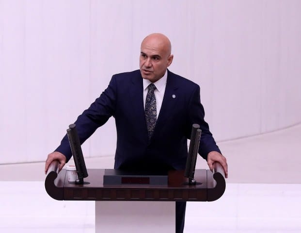 İyi Parti Genel Başkan Başdanışmanı ve Balıkesir Milletvekili Dr. Turhan Çömez, Mart 2024'teki yerel seçimlerin, genel seçimlerin işaret fişeği olacağını belirtti. Çömez, "Bundan sonra kurulacak masaya eşit şartlarda oturacağız" dedi ve ekledi: "Elimizde çok sağlıklı seçim sonuçları var, bunlardan hareketle en stratejik kararı vereceğiz ama hiç kimse 'Hadi bizi destekleyin, biz de büyükşehirleri alalım' diye yola çıkmasın, İyi Parti'nin parlamentoda da sahada da önemli bir gücü var. Bunu dikkate alarak masaya oturacaktır diğer partiler"
