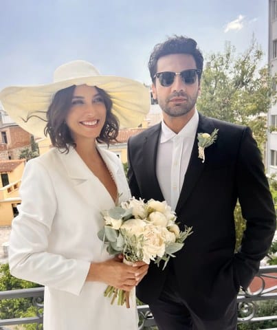 Geçtiğimiz iki sezonun popüler dizisi Yargı ile adından sıkça söz ettiren Kaan Urgancıoğlu, Burcu Denizer'le 19 Haziran'da Atina'da evlendi. 