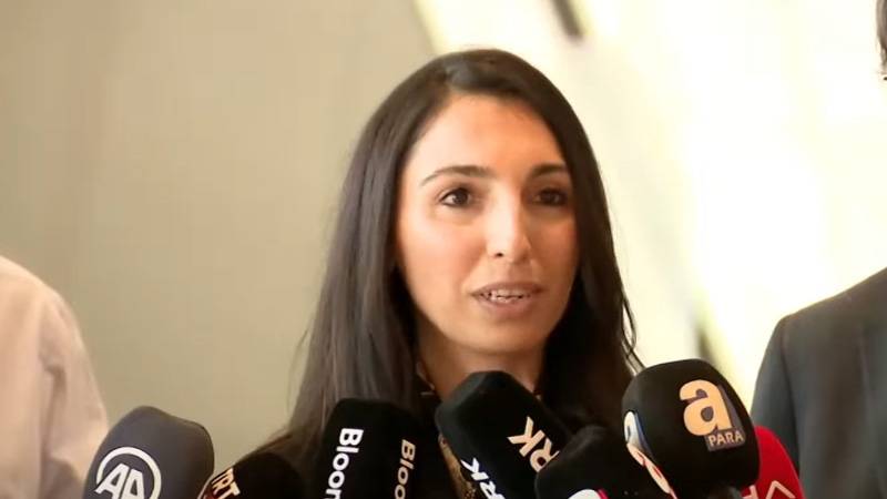 Merkez Bankası Başkanı Hafize Gaye Erkan, İstanbul Finans Merkezi’nde banka yöneticileriyle yaklaşık bir buçuk saat gerçekleştirdiği toplantı sonrasında, “Hem fiyat istikrarı hem de finansal istikrarı sağlayarak enflasyonla mücadele edeceğiz” ifadelerini kullandı.