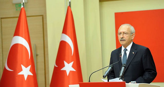 Bugün saat 13.00'te CHP Merkez Yürütme Kurulu (MYK), parti genel merkezinde Kemal Kılıçdaroğlu başkanlığında bir araya geldi. Kılıçdaroğlu, tüm MYK üyelerinin istifasını kabul etti ve ardından İstanbul Büyükşehir Belediye Başkanı Ekrem İmamoğlu ile bir görüşme gerçekleştirmesi bekleniyor.