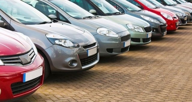 Otomotiv sektöründe yüksek fiyatlar şikayet konusu olmaya devam ederken, Ticaret Bakanlığı, bu yönde daha önce çıkarılmış "6 ay 6 bin kilometre" düzenlemesinin uzatıldığını açıkladı.