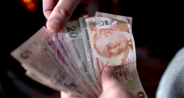 Bugün net asgari ücret 11 bin 402 lira olarak açıklandı. Buna göre asgari ücretin işverene maliyeti 15 bin 761 liraya yükseldi.