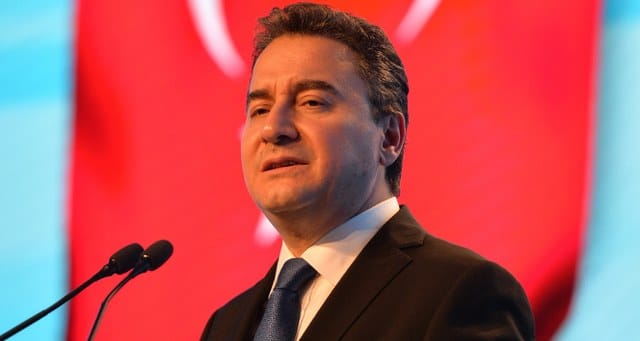 DEVA Partisi Genel Başkanı Ali Babacan, kurban bayramı için ve gündeme ilişkin gerçekleştirdiği açıklamalarında "Bizim kimseye en ufak bir borcumuz yok. Hiç kimseyi aldatmadık, hep doğruları söyledik. Kazandığımız her şeyi de anamızın ak sütü gibi helalinden kazandık. Bugün seçimi helalinden kazanmış, başı dik, alnı açık 15 milletvekilimiz var" diye konuştu.