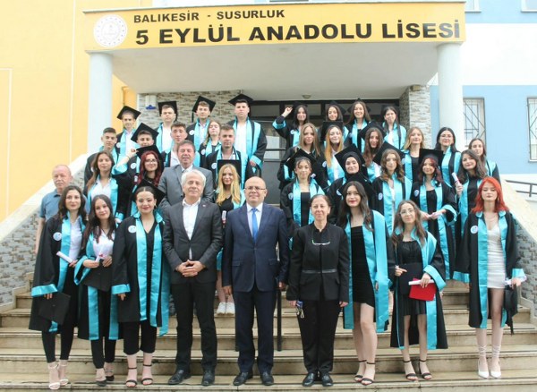 5 Eylül Anadolu Lisesi son sınıf öğrencileri mezuniyet töreninde diplomalarını alırken, mutlu günlerinde aileleri ve sevdikleri yalnız bırakmadı. Törende açıklamada bulunan Kaymakam Muammer Köken ise gençlere meslek seçerken ilçelerini düşünerek hareket etmeleri gerektiği tavsiyesinde bulundu.