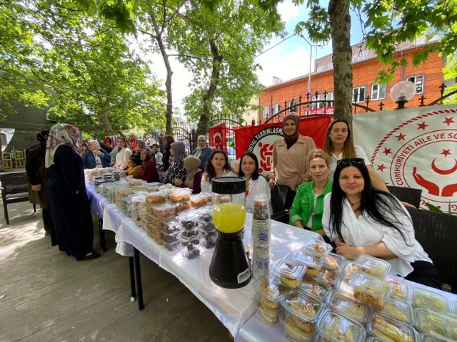 Susurluk Sosyal Yardımlaşma ve Dayanışma Vakfı'na bağlı olarak faaliyet gösteren Susurluk Aile Destek Merkezi (ADEM) 1'inci dönem kursiyerlerinin el emeği ve göz nuru ürünlerinin sunulduğu sergi açılışı gerçekleşti.