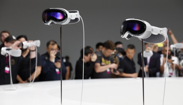 Apple, dünyaca ünlü teknoloji şirketi olarak "Karma Gerçeklik" adını verdiği sanal ve artırılmış gerçeklik deneyimi sunan gözlüğünü duyurdu.