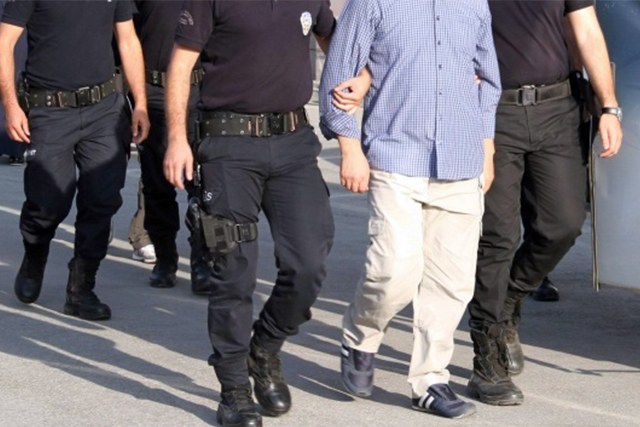 İstanbul'da Fetullahçı Terör Örgütüne yönelik gerçekleştirilen operasyonda, örgütün içinde "gaybubet" olarak bilinen hücre evlerinde saklanan 18 şüpheli yakalandı.