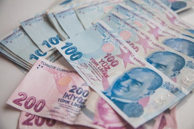 Yeni asgari ücret, geçtiğimiz hafta açıklandığında 483 dolara denk geliyordu. Ancak dolar kurunun sürekli olarak rekor üstüne rekor kırması sonucunda asgari ücret cebe girmeden yaklaşık 45 dolar eridi.