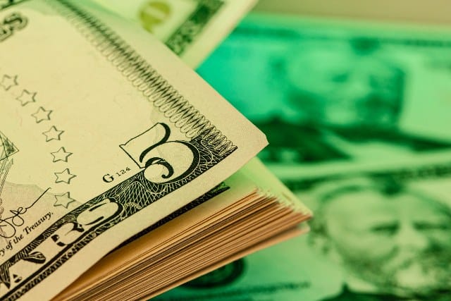 Merkez Bankası faizi 650 baz puan artırarak yüzde 8,5'ten yüzde 15 düzeyine yükseltilmesine karar verdi. Karar sonrasında Dolar 24,14'den işlem görürken Euro ise 26.53'den işlem görüyor.