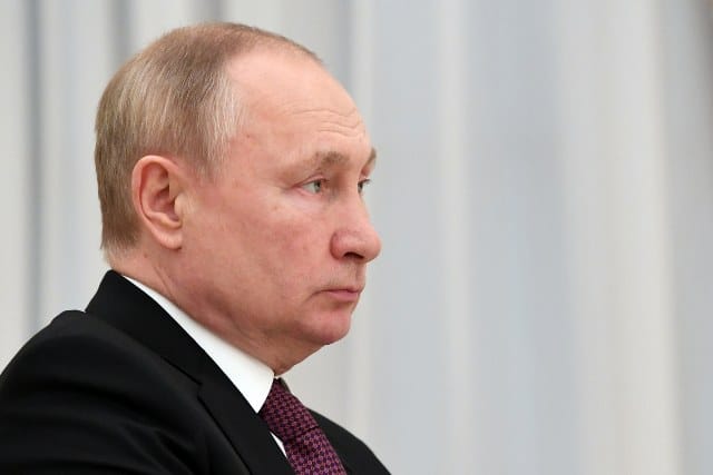 Kremlin Sözcüsü Dmitriy Peskov, Rusya Devlet Başkanı Vladimir Putin'in başkent Moskova'dan ayrıldığı iddialarını yalanladı. Ayrıca Putin, sıkıyönetim kararlarına karşı çıkanların 30 günlük hapis cezası veya para cezası ile cezalandırılmasına dair yasayı imzaladı.