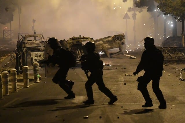 Paris'in Nanterre banliyösünde Nael M. isimli 17 yaşındaki sürücünün polisin açtığı ateş sonucu ölmesinin ardından gece saatlerinde ülkenin farklı kentlerinde çıkan olaylarda araçlar ateşe verilirken, 667 kişi gözaltına alındı.