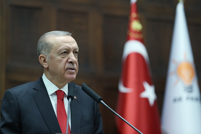 Cumhurbaşkanı Erdoğan, yeni dönemin ilk TBMM Grup Toplantısı'na katıldı. Erdoğan, Kılıçdaroğlu'na "Kıyıda köşede kim varsa topladılar, yetmez" dedi.