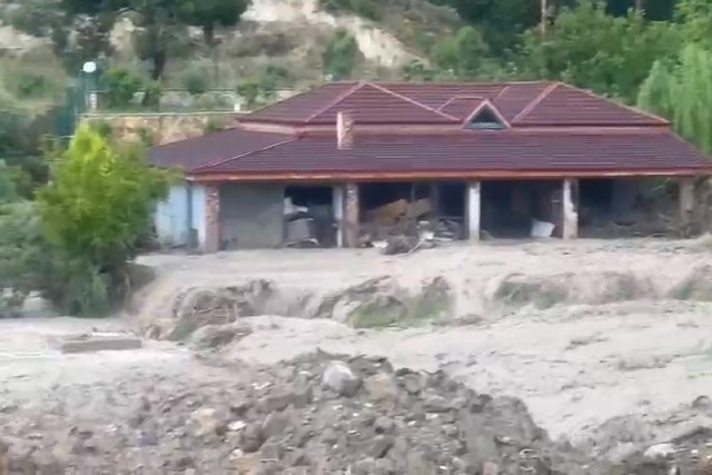 Denizli'nin turizm açısından popüler noktalarından biri olan Karahayıt, sel felaketiyle karşı karşıya kaldı. Metrelerce yükseklikteki azgın sular, ağaçları devirerek sürükledi ve önüne çıkan restoranda büyük maddi hasara yol açtı.