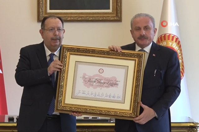 Cumhurbaşkanı Recep Tayyip Erdoğan'ın mazbatası kendisine verilmek üzere Meclis Başkanı Mustafa Şentop tarafından alındı.