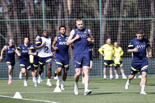 Fenerbahçe, Spor Toto Süper Lig'in 37. haftasında pazar günü deplasmanda Galatasaray ile karşılaşacakları maçın hazırlıklarına bugün yapılan antrenmanla başladı.