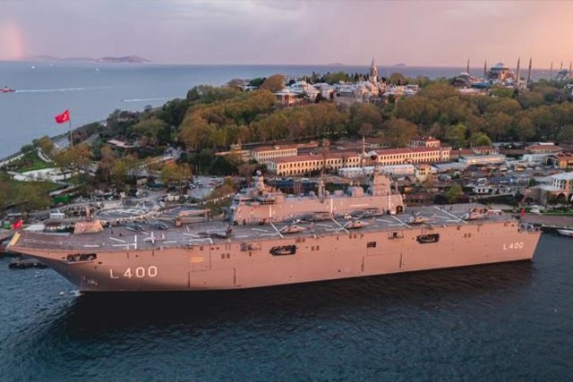 Dünyanın ilk silahlı insansız hava aracı (SİHA) gemisi ve Türkiye'nin en büyük askeri gemisi TCG Anadolu, İstanbul'da geçirdiği 36 günlük süre boyunca toplam 221 bin 622 kişi tarafından ziyaret edildi. Gemi, dün sabah saatlerinde İstanbul'dan ayrıldı.