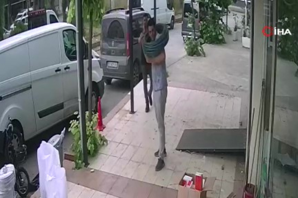 İzmir'de bir bilgisayar firmasında stajyerlik yapan lise son sınıf öğrencisi Ahmet Furkan Çetinkaya'nın yolda giderken boynuna kablo demeti kolye gibi oturdu. 