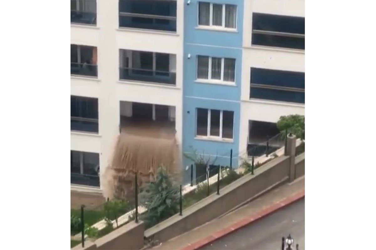 Başkent'te sağanak yağmur vatandaşlara zor anlar yaşattı. Bir apartmanın dairesinde biriken sular balkondan taştı.