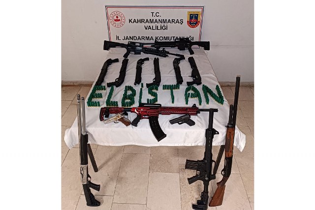 Elbistan ilçesindeki bir düğün merasimine katılmak için gelenlerin araçlarında yapılan jandarma aramasında, 12 tüfek, 2 tabanca ve silahlara ait birçok fişek bulundu.