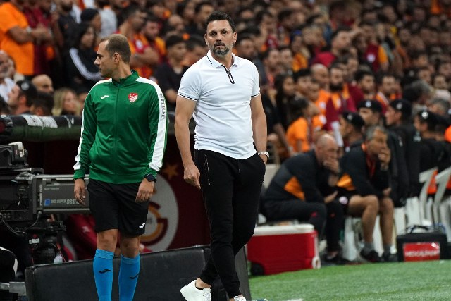 Erol Bulut, İngiltere Championship ekibi Cardiff City'in yeni teknik direktörü oldu. 