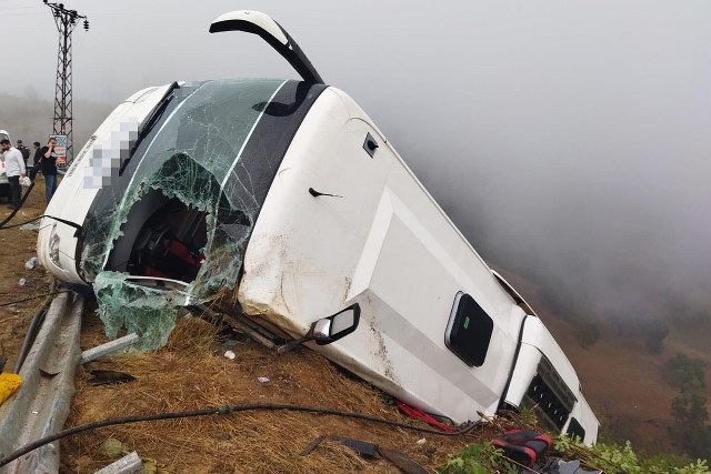 Mersin'in Anamur ilçesinde meydana gelen trafik kazasında, bir yolcu otobüsü dağ yamacına çarparak uçuruma devrildi ve 1 kişi hayatını kaybetti, 14 kişi ise yaralandı.